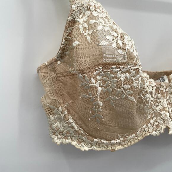 WACOAL Embrace Lace® Underwire Bra in Sand/Ivory // 34D - Picture 7 of 13